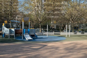 Αποτροπιασμός στο Ίλιον: 89χρονος θώπευσε ανήλικη σε παιδική χαρά και της πρότεινε να συνευρεθούν έναντι αμοιβής