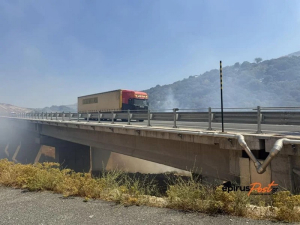 Πρέβεζα: Διακοπή κυκλοφορίας στην Ιόνια λόγω της φωτιάς στον Γυμνότοπο
