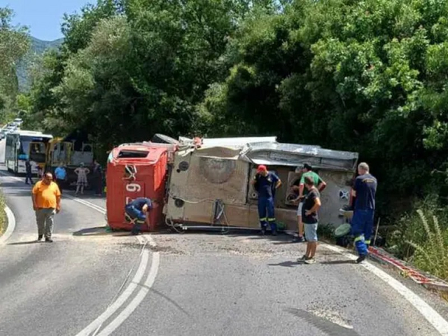 Κέρκυρα: Ανετράπη πυροσβεστικό - Στο νοσοκομείο 2 Πυροσβέστες