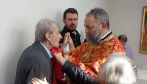 «Μου το φάγανε το παιδί μου» – Ξεσπά η μάνα του Αρχιμανδρίτη που βρέθηκε κρεμασμένος