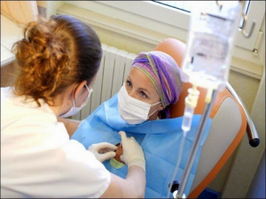 Σοβαρή καταγγελία: «Φακελάκι» αναγκάζονται να δίνουν οι καρκινοπαθείς και σε ιδιώτες γιατρούς!
