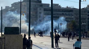 Ένταση στο κέντρο της Αθήνας – Μολότοφ και χημικά