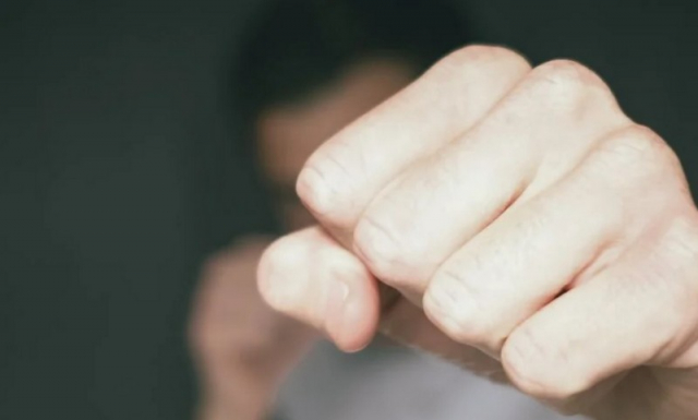 Βόλος: Xτύπησε τη σύζυγό του και ακόμα δύο γυναίκες που την υπερασπίστηκαν!