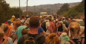 Φωτιά στη Ρόδο: Εκκενώσεις δια θαλάσσης - Έφτασε σε ξενοδοχεία η πυρκαγιά