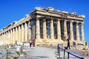 Συνελήφθη νεαρός Κύπριος που επιχείρησε να κλέψει πέτρες και μάρμαρα από την Ακρόπολη για... σουβενίρ