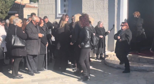 Σαλαμίνα: Ράγισαν καρδιές στην κηδεία της Γεωργίας που δολοφόνησε ο σύντροφός της