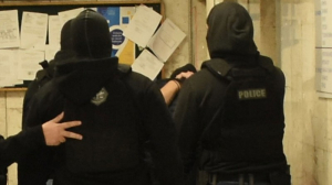 Στα δικαστήρια Πειραιά ο 18χρονος που έριξε τη ναυτική φωτοβολίδα στον αστυνομικό