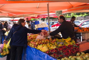 Υποχρεωτικά POS από σήμερα στις λαϊκές αγορές – Έρχονται νέες αυξήσεις