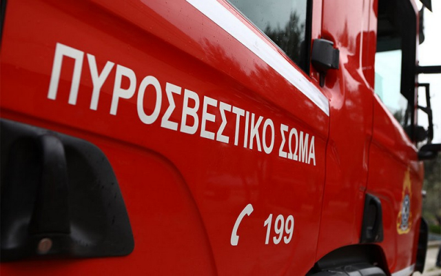 Θρίλερ με άνδρα που έπεσε σε φρεάτιο της ΕΥΔΑΠ στον Πειραιά - Επιχειρούν πυροσβεστική και ΕΜΑΚ