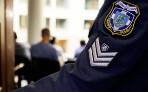 Ένας διοικητής Α.Τ. με χειροπέδες