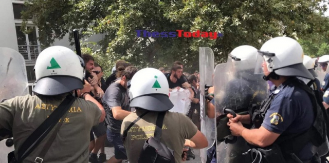 ΑΠΘ: Επεισόδια μεταξύ φοιτητών και αστυνομίας (εικόνες &amp; βίντεο)