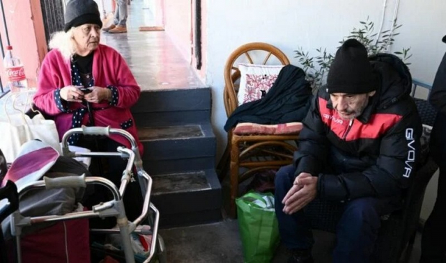 Κόρη ηλικιωμένης που την πέταξαν τα ΜΑΤ έξω από το σπίτι της: «Μας χτυπήσανε, βγάλανε σηκωτούς την μητέρα και τον αδερφό μου!»