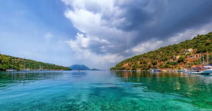 Μία βόλτα στο απομονωμένο ελληνικό νησί που λατρεύουν οι ισχυρότεροι άνθρωποι του κόσμου