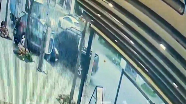 Θεσσαλονίκη: Φορτηγό παρέσυρε πεζό και έπεσε πάνω σε δύο άλλα οχήματα!