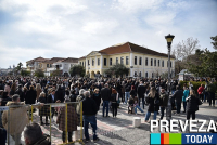 «Δεν έχω οξυγόνο»: Μεγάλη συγκέντρωση στην Πρέβεζα για το δυστύχημα στα Τέμπη (φωτό)