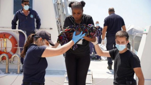 Λέσβος: Εικόνες με το βρέφος που γεννήθηκε σε βραχονησίδα