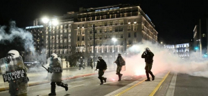 Σύνταγμα: Πετροπόλεμος, μολότοφ και χημικά στην πορεία για τα θύματα στα Τέμπη