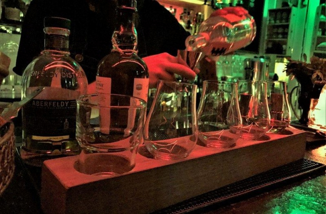 Θεσσαλονίκη: Του σέρβιραν χλωρίνη αντί για νερό σε μπαρ και κατέληξε στο νοσοκομείο