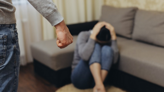 «Ήθελα να ξέρω με πόσους έχει πάει» - Στο δικαστήριο 34χρονος για βία στην 27χρονη έγκυο σύντροφό του