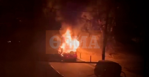 Θρίλερ στο Παγκράτι: Ξαπλωμένος στο κάθισμα ο άνδρας που βρέθηκε καμένος σε αυτοκίνητο (vid)