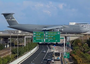 Θηριώδες αμερικανικό μεταγωγικό πέρασε σε γέφυρα της Αττικής Οδού