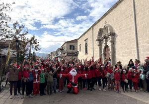 Χαμόγελα, ενέργεια και Άγιος Βασίλης με… πατίνι στο Christmas Fun Run της Λευκάδας