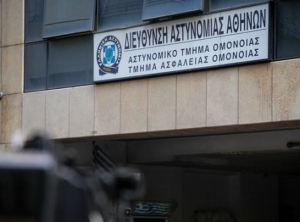 Νεκρός Γερμανός που έπεσε στο κενό από τον δεύτερο όροφο του ΑΤ Ομόνοιας