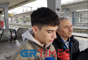 Φυλλάδια αφιερωμένα στα θύματα των Τεμπών κυκλοφόρησαν στην Θεσσαλονίκη - «Δεν σέβονται τους νεκρούς»