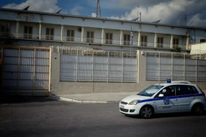 Απίστευτο περιστατικό: Άνδρας πέρασε ανενόχλητος τις φυλακές Κορυδαλλού και πέταξε δέμα στους κρατούμενους