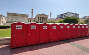 Λύθηκε το μυστήριο με τις κόκκινες τουαλέτες – Σφυροκόπημα Μπαγογιάννη στο twitter
