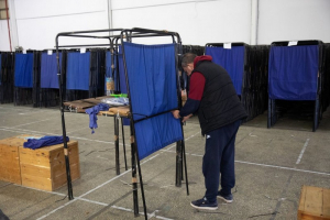 Δημοσκόπηση: Ντέρμπι μεταξύ ΝΔ και ΣΥΡΙΖΑ – Πού κυμαίνεται η διαφορά