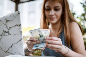 Κατώτατος μισθός: Σε ισχύ από σήμερα η αύξηση του 9,4% – Ποια επιδόματα επηρεάζονται και πόσο