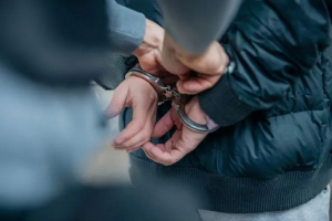 Πρέβεζα: Άνδρας κυκλοφορούσε με σουγιά και σιδερογροθιά