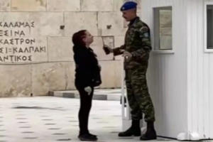 Υπάλληλος της Βουλής προσπάθησε να γράψει υβριστικά συνθήματα στο Μνημείο του Άγνωστου Στρατιώτη (βίντεο)