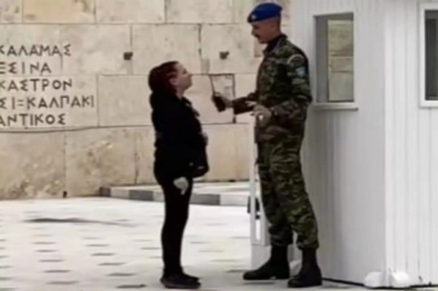 Υπάλληλος της Βουλής προσπάθησε να γράψει υβριστικά συνθήματα στο Μνημείο του Άγνωστου Στρατιώτη (βίντεο)