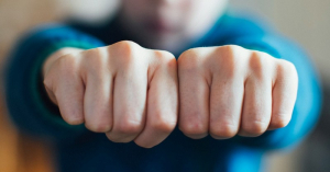 Άγρια επίθεση στη Χαλκίδα: Ανήλικοι ξυλοκόπησαν άνδρα για ένα κινητό