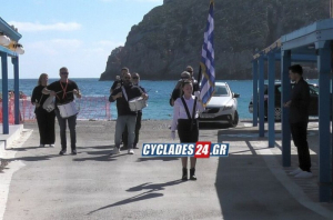 ΒΙΝΤΕΟ | Νάξος – Παρέλαση 25ης Μαρτίου: Αποθεώθηκε η μαθήτρια που κράτησε ολομόναχη την ελληνική σημαία
