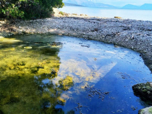 Διαμαρτυρίες κατοίκων του Επισκόπου για λιμνάζοντα νερά στην εκβολή του χειμάρρου