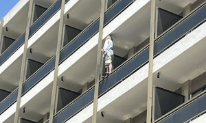 Συναγερμός στη Λάρισα: Γυναίκα απειλεί να αυτοκτονήσει από μπαλκόνι ξενοδοχείου (video)