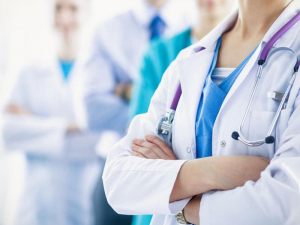 ΕΣΥ: Αυξάνονται οι αποζημιώσεις για εφημερίες και το ανώτατο όριο αποδοχών για τους γιατρούς