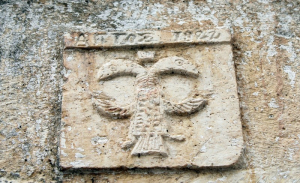 Ένας ανεπιτήδευτος δικέφαλος αετός σε υπέρθυρο στην πόλη της Λευκάδας