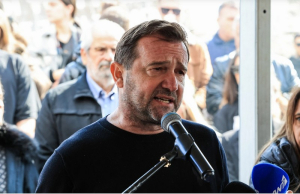 Οργή Πλακιά: «Έπρεπε ήδη να έχει καταδικαστεί ο Καραμανλής, ο Μητσοτάκης μπαζώνει ακόμα μια φορά τα παιδιά μας για να τον σώσει!»