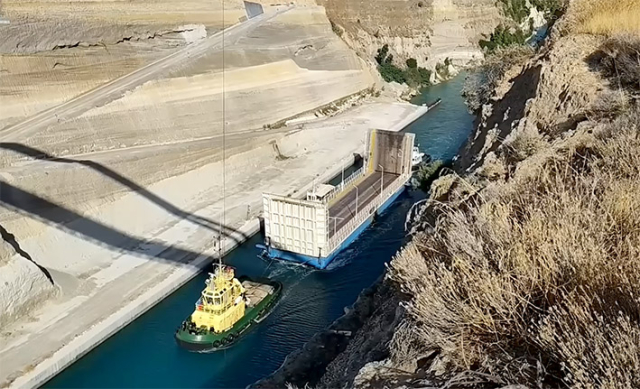 Πήρε το δρόμο της επιστροφής η πλωτή γέφυρα
