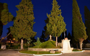 Η ανιστόρητη τυμβωρυχία Μητσοτάκη