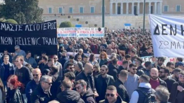 Μεγάλες συγκεντρώσεις για τα Τέμπη – Επεισόδια στον ΟΣΕ στη Θεσσαλονίκη