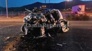 Σοκαριστικό τροχαίο στη Λαμία με ένα νεκρό: Αυτοκίνητο «καρφώθηκε» σε φορτηγό