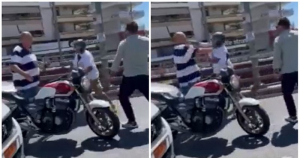 Ο Μπέος χτυπά με μπουνιές μοτοσικλετιστή στη μέση του δρόμου (video)