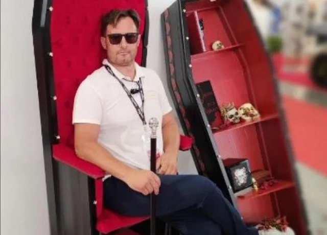 Γραφείο τελετών στην Πρέβεζα διαφημίζεται με φέρετρο θρόνο και «στον Θεό να με πας»