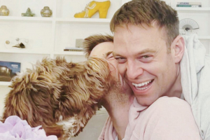 Δύο άνδρες και ένα σκυλί συνιστούν «οικογένεια»;