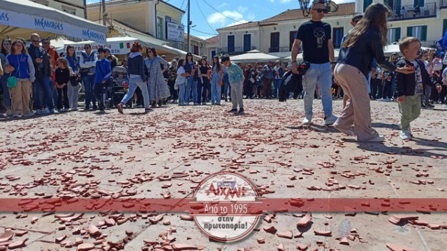 Βούλιαξε από κόσμο η Λευκάδα | Τα... &quot;κομμάτια&quot; έσπασαν σήμερα το πρωί